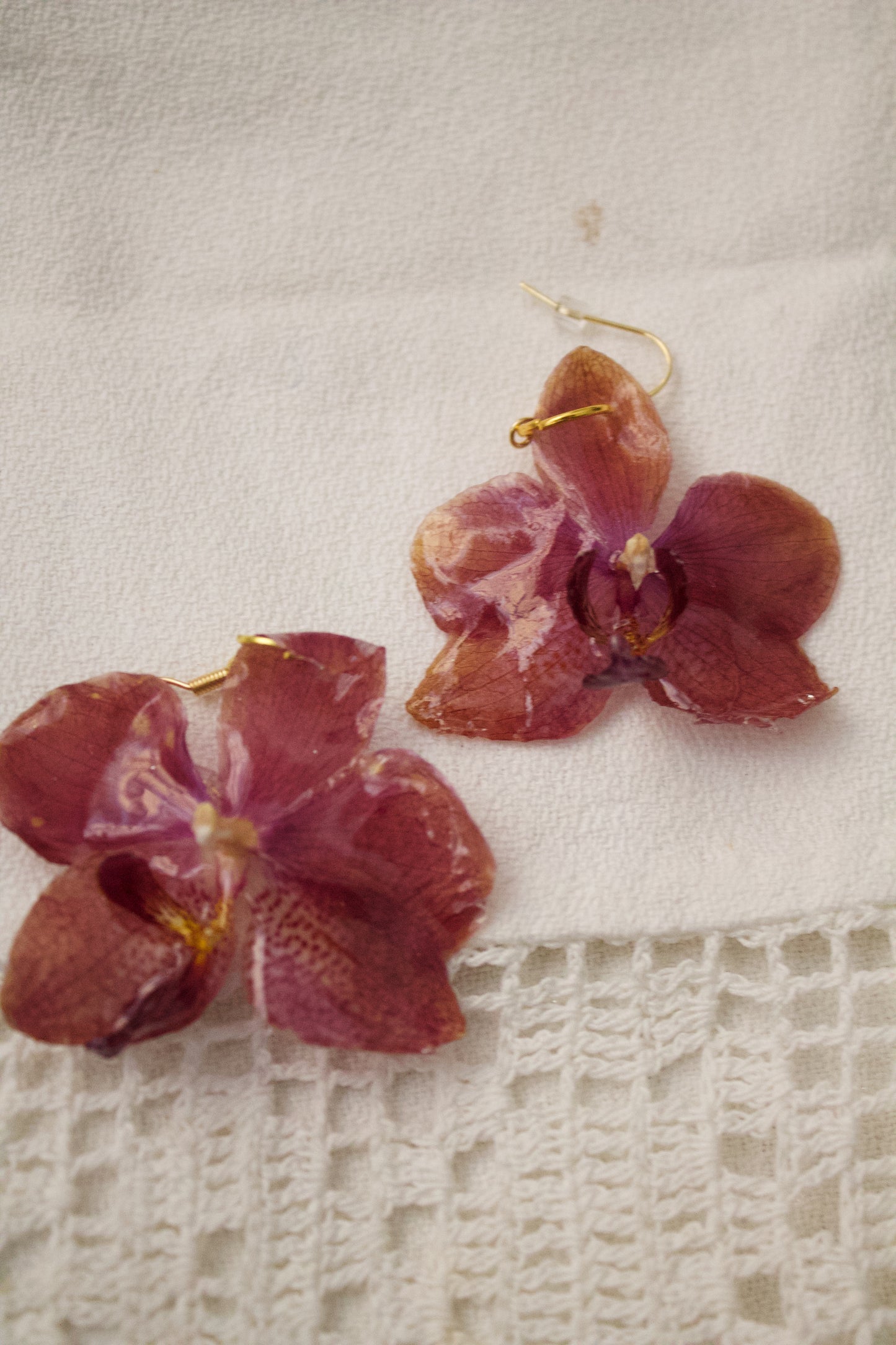 Perfect Plum Orquídea Earrings Pair Oro 2